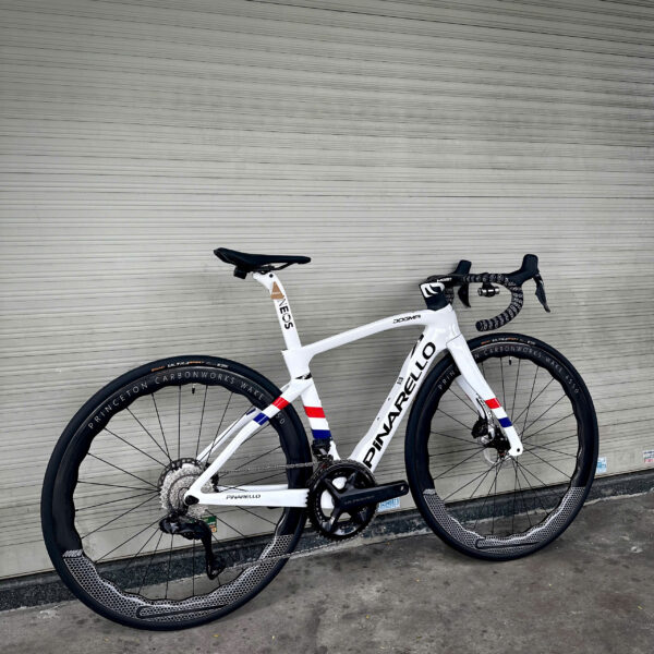 Xe đạp thể thao lắp ráp Pinarello F14 – Trắng sọc xanh đỏ